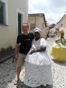 w mieście Salvador w towarzystwie kobiet ze stanu Bahia